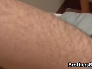Broers attractive b-yfriend krijgt penis zoog