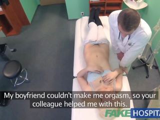 Palsu hospital malu pesakit dengan rendaman basah faraj squirts pada docs jari
