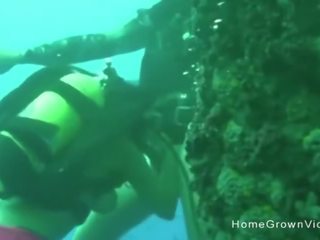 Pieprzenie to cycate stunner podwodne podczas scuba diving