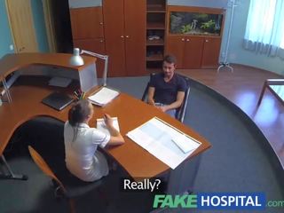 Fakehospital pielęgniarka cures szpilki depression przez letting go sperma na jej cipka
