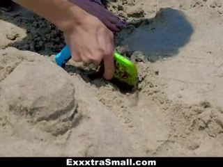 Exxxtrasmall - плаж курабийка обезкостен в хотел стая