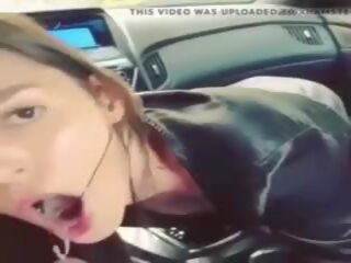 Sangat cantik wanita eats air mani dalam kereta