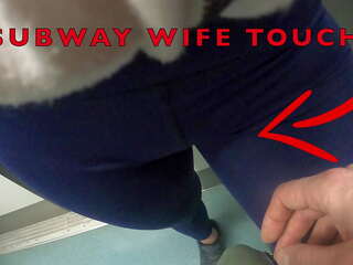 Meu esposa deixar mais velho desconhecido homem para tocar dela cona lábios sobre dela lycra leggings em subway