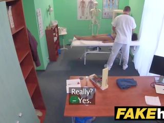 Falso spital medico jep attractive me ngjyrë braziliane student një i vështirë qirje