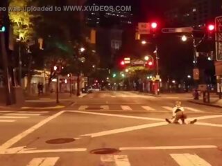 Clown prende johnson succhiato in in mezzo di il strada