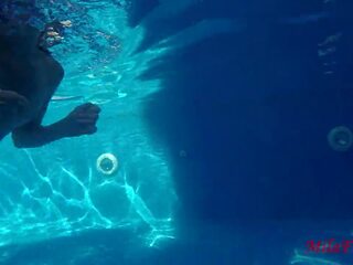 Kettő lányok szar jobb vízalatti -ban a medence: tini trágár csipesz