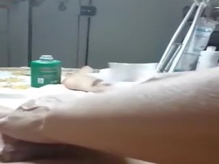 Gentle atinge în timpul penis waxing