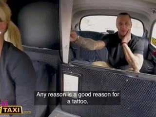 Kvinnlig fejka taxi tatuerade stripling börjar sexig blondin desiring