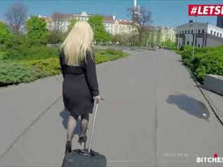 Letsdoeit - тийн блондинки туристически вози а масов чеп по време на тя пътуване