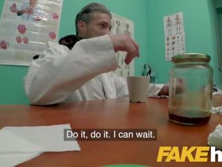 Padirbtas ligoninė sedusive šikna pacientas su shaven putė važiuoja gydytojai putz