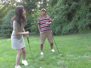Ivrig brunett älskar sugande hård sticka på den golf. | xhamster