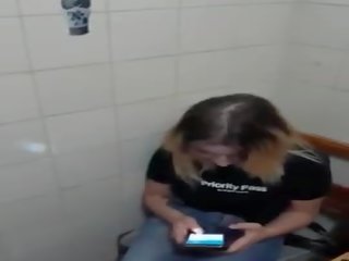 She sucks her while she talks to her boyfriend on the telpon.