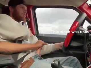 Kaksi nasta miehet masturboimassa sisään the auto