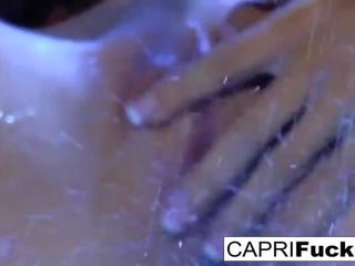 Đối tượng hấp dẫn capri được fucked lược cứng qua keni