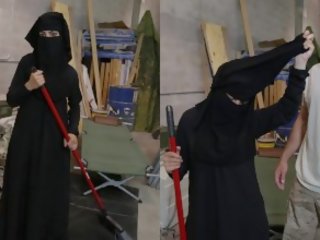 Tour 的 贓物 - 穆斯林 女人 sweeping 地板 得到 noticed 由 蘭迪 美國人 soldier