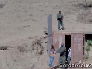 Söt slimmad tonårs fucks hängd officer till korsa den border