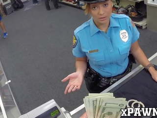 Slutty policewoman fucks med pawnbroker för extra pengar