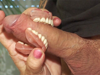 Toothless blowbang s 74 letnik star mama, umazano posnetek fb