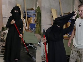 Tour av krigsbyte - muslim kvinna sweeping golv blir noticed av hård upp amerikansk soldier