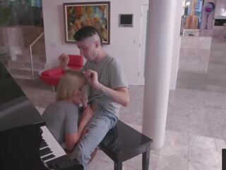 Excité beau-fils obtient mère à baise lui pendant son piano pratique adulte film vidéos