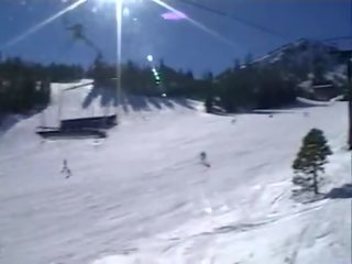 Ahvatlev brünett perses raske immediately thereafter snowboarding