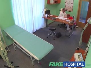 Fakehospital žavingas raudonplaukiai valia padaryti kas už a sergantis pastaba į gauti nuo darbas