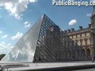 Louvre museum v paris javno skupina odrasli posnetek ulica trojček od francozinje kings tuilerie vrtovi super
