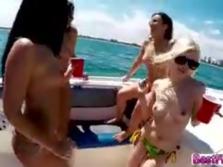 Agraciado adolescentes yendo en un hacer mar sucio presilla acción en un barco