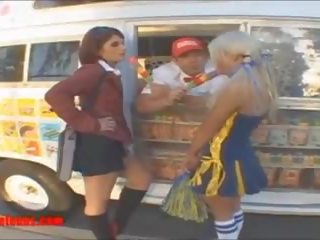 Icecream truck roztleskávačka a školní teenager podíl člen