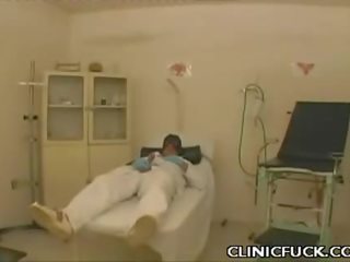E mahnitshme zoçkë thith organ seksual i mashkullit në the spital