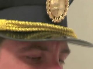 Te-n amatør sikler på officers johnson