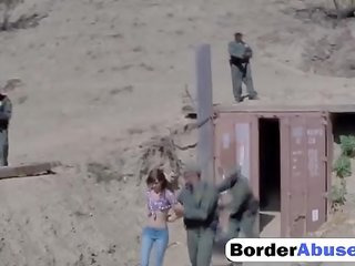 Smashing فتاة مع صغير الثدي تتمتع الحصول على مارس الجنس في ال border