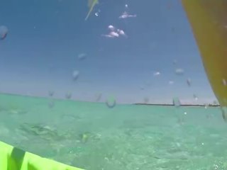 ضخم امرأة سمراء shortly بعد بوف جنس, بيكيني kayaking إلى في الهواء الطلق جمهور شاطئ!