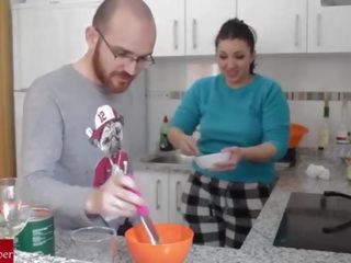 Teamwork: hun cooks og han fucks henne. hjemmelagd amatør spionkamera med min gf raf100