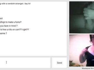 Webcam thiếu niên hiển thị to ngực và âm hộ