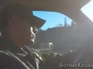 Border دورية المصيد جذاب امرأة سمراء محاولة إلى عبر