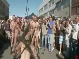 Δημόσιο plaza με γυμνός άνδρες prepared για άγριο coarse violent γκέι ομάδα Ενήλικος βίντεο