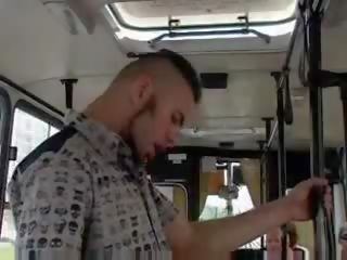 Jovem grávida a chupar prick em um público autocarro mov
