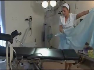 Overlegen sykepleier i tan strømper og hæler i sykehus - dorcel