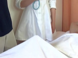 Asiática expert fode dois blokes em o hospital
