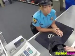Policija uradnik ozko muca in debeli rit