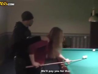 Concupiscent tarjoilija at billiards saa alasti ja suihinotto