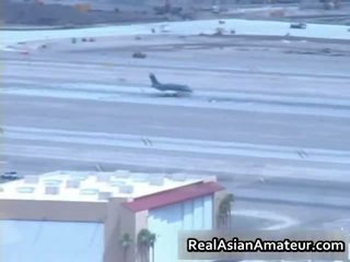 Á châu bé hút bigcock trong một sân bay