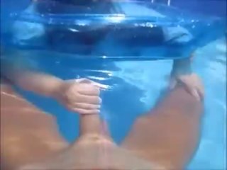 Непристойна дружина дати чоловік мастурбація в басейн підводний & йти попереду його сперма підводний