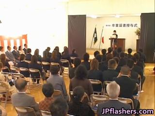 Japoneze bukuri gjatë graduation
